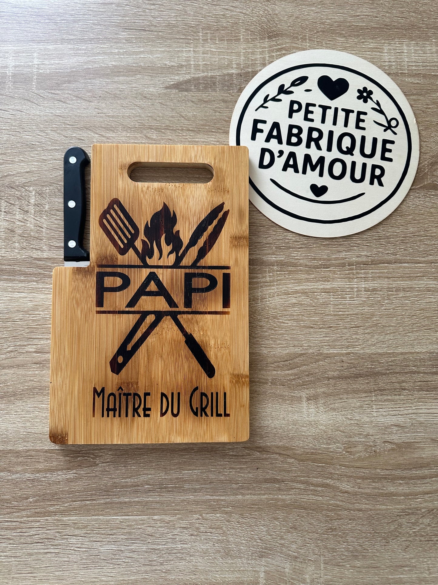 Planche à Découper avec Couteau Intégré – "Maître du Grill"